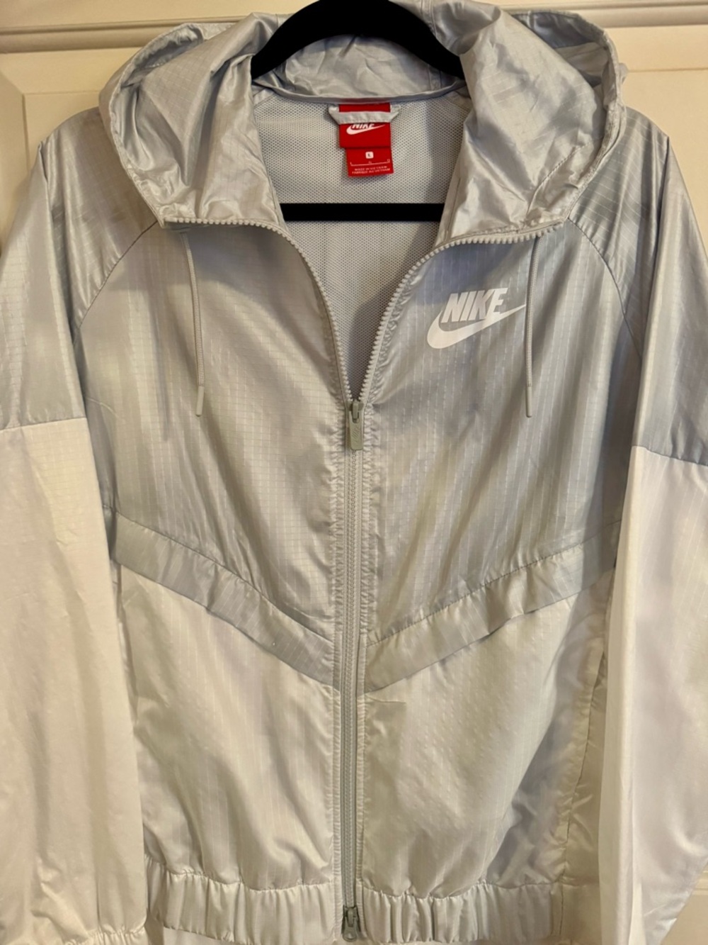 Nike Sportswear Windrunner Woman’s Jacket in White & Silver. Size - Large - Picture 5 of 12